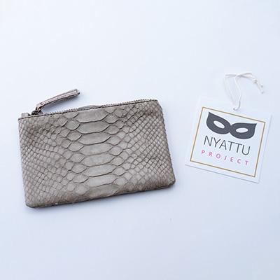 ふるさと納税 清須市 NYATTU PROJECT　天然パイソン革(ヘビ革)フラグメントケース(ポーチ)モカ |  | 01
