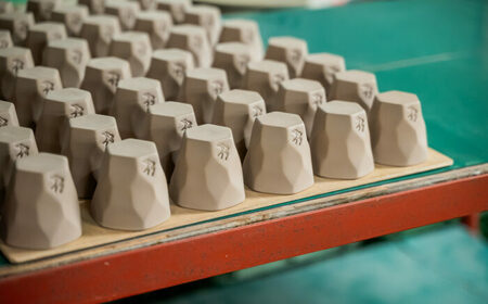 【美濃焼】 つばめ工房 黒土 ロックカップ 氷裂貫入釉 白 瑞浪市 / 大恵 陶磁器 酒器 ギフト [AZBG013]