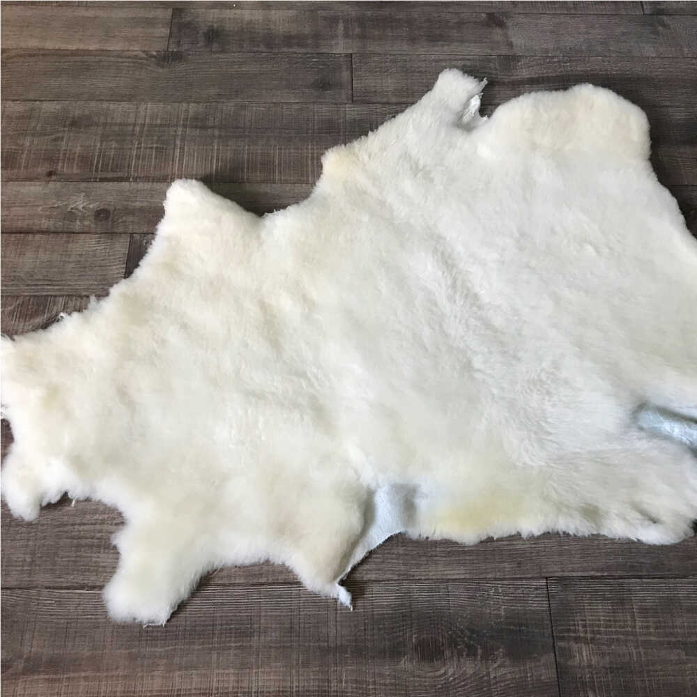 【ふるさと納税】ミルクラム ムートン 約60〜80cm 《足寄町》【石田めん羊牧場】 ラグ 羊 ひつじ 羊毛 天然素材 高級 インテリア マット 絨毯 じゅうたん ペット 赤ちゃん ベビー 赤ちゃん用 ベビー用 ペット ペット用 介護 介護用 北海道 あしょろ [BEAD001]