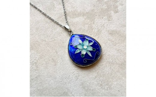 七宝焼ネックレス雫型《ラ・フルール》アクセサリー ジュエリー ネックレス ペンダント 装飾 工芸 工芸品 伝統工芸 伝統 七宝 七宝焼き しっぽうやき 焼き物 受注生産 職人技 職人芸 作品 工芸作品 芸術作品 ご褒美 上品 華やか 花 フラワー 植物