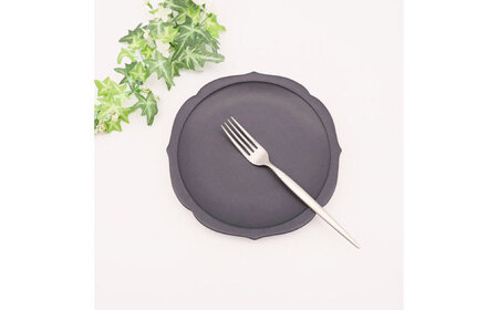 【有田焼】黒マット輪花桔梗渕6.5寸皿＋角リング箸置き（各2点セット） / 佐賀県 / 株式会社深海三龍堂 [41APAD027]