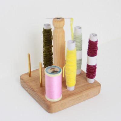 ふるさと納税 猪名川町 エディ工房　糸巻きスタンド　(オーク・真鍮製8本立)　針休め装備 |  | 01