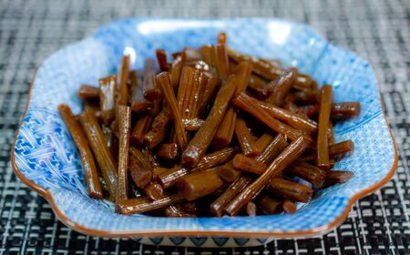 【令和7年産先行予約】5月中旬以降順次発送 旬の山菜 ふき 2kg【新潟県 糸魚川市 山菜 フキ 野菜 能生谷 おおかやば山菜園 期間限定】