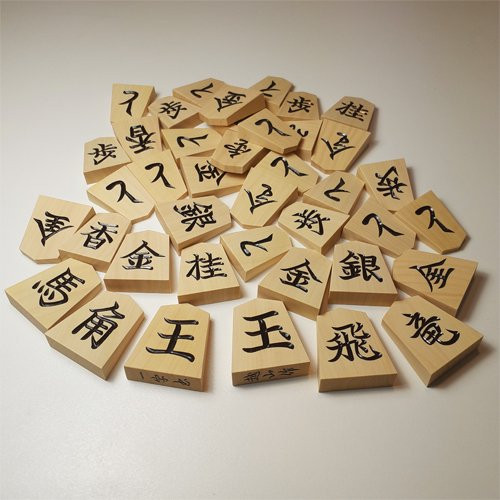 
                  08-22-012 将棋駒(銘駒彫り駒)
                