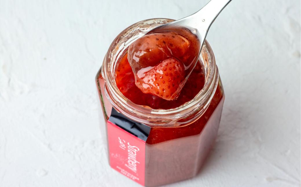 畑で色鮮やかに熟したいちごだけを収穫