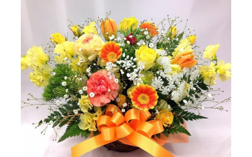 季節のフラワーアレンジメント（黄色オレンジ系）