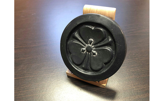 
[№5258-0007]姫路城紋瓦石鹸（酒井忠恭）飾り台付
