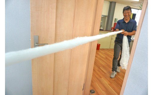 繭（まゆ）がシルク製品となる工程を体験！「シルク引っ張り体験」〈シルクが入った枕のお土産付き〉