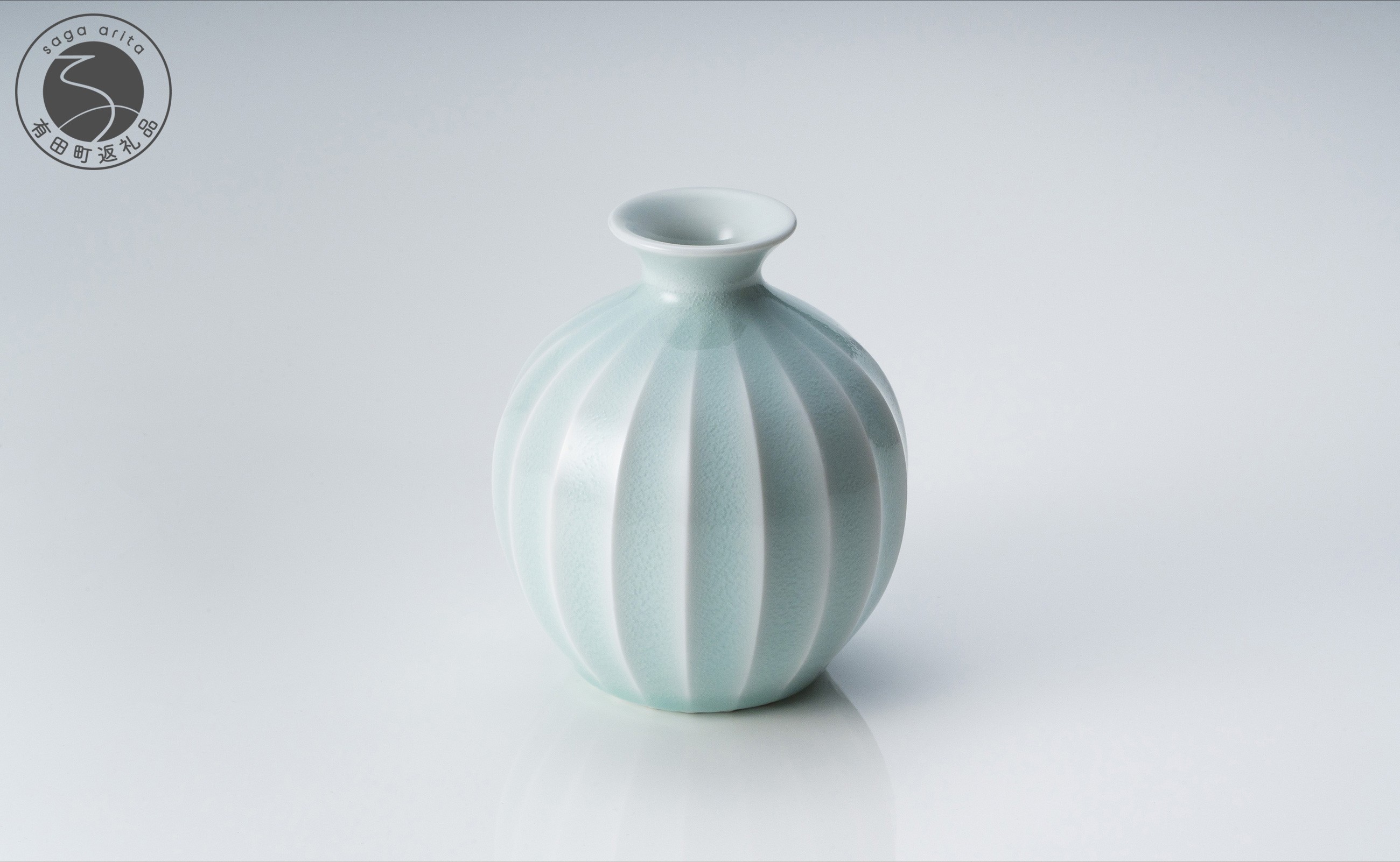 
            有田焼 青白磁稜線花器【中仙窯・中尾純作】 花瓶 花びん 花器 青白磁 伝統工芸 作家 シンプル A80-49
          