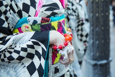 （Lサイズ）新進気鋭の着物デザイナー・重宗玉緒プレタ着物「鳩柄振袖(黒)」