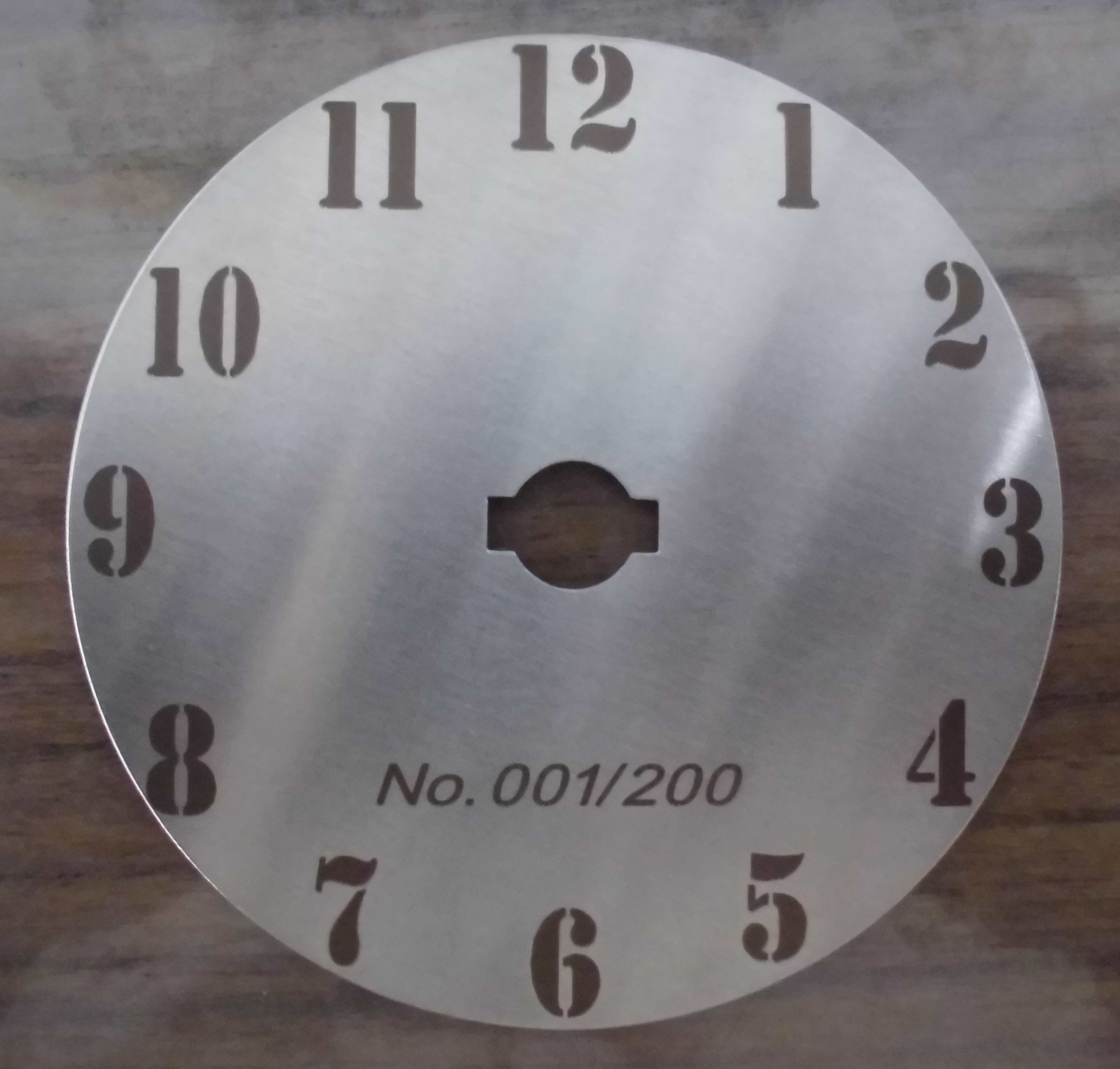 ピカピカのホイールに桜が映り込んでいます。