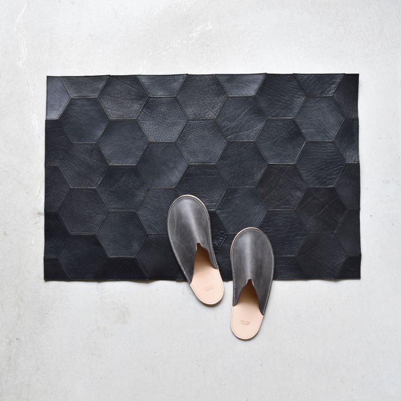 Teha’amana Mat honeycomb Smoke テハマナ 玄関マット ベーシック ブラック 革 皮 雑貨 おしゃれ レザー 本革 こだわりの逸品 地域特産品 ギフト 自分用 人気 おすす