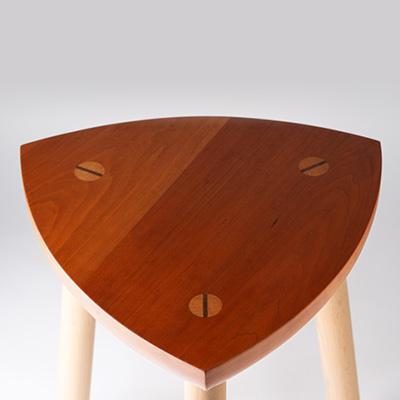 ふるさと納税 瀬戸市 さんかくのスツール　チェリー*ブナ |  | 03