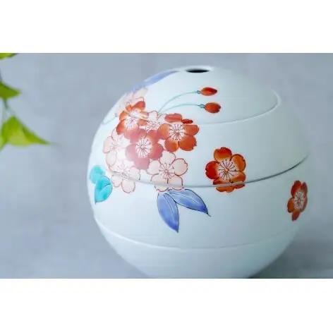 辻信祥堂オリジナル 有田焼 食卓を彩る球体のお重 珠型三段重（色絵桜）【辻信祥堂】高級重箱 1人用 おせち料理 重箱 正月 お祝い 桜 gg001