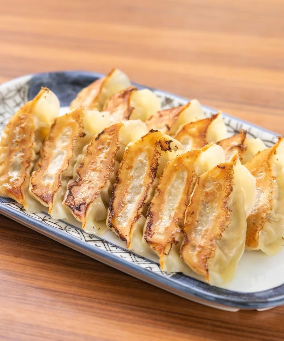 ※ 焼いた餃子は焼き上がりのイメージであり、商品は冷凍生餃子でのお届けです。