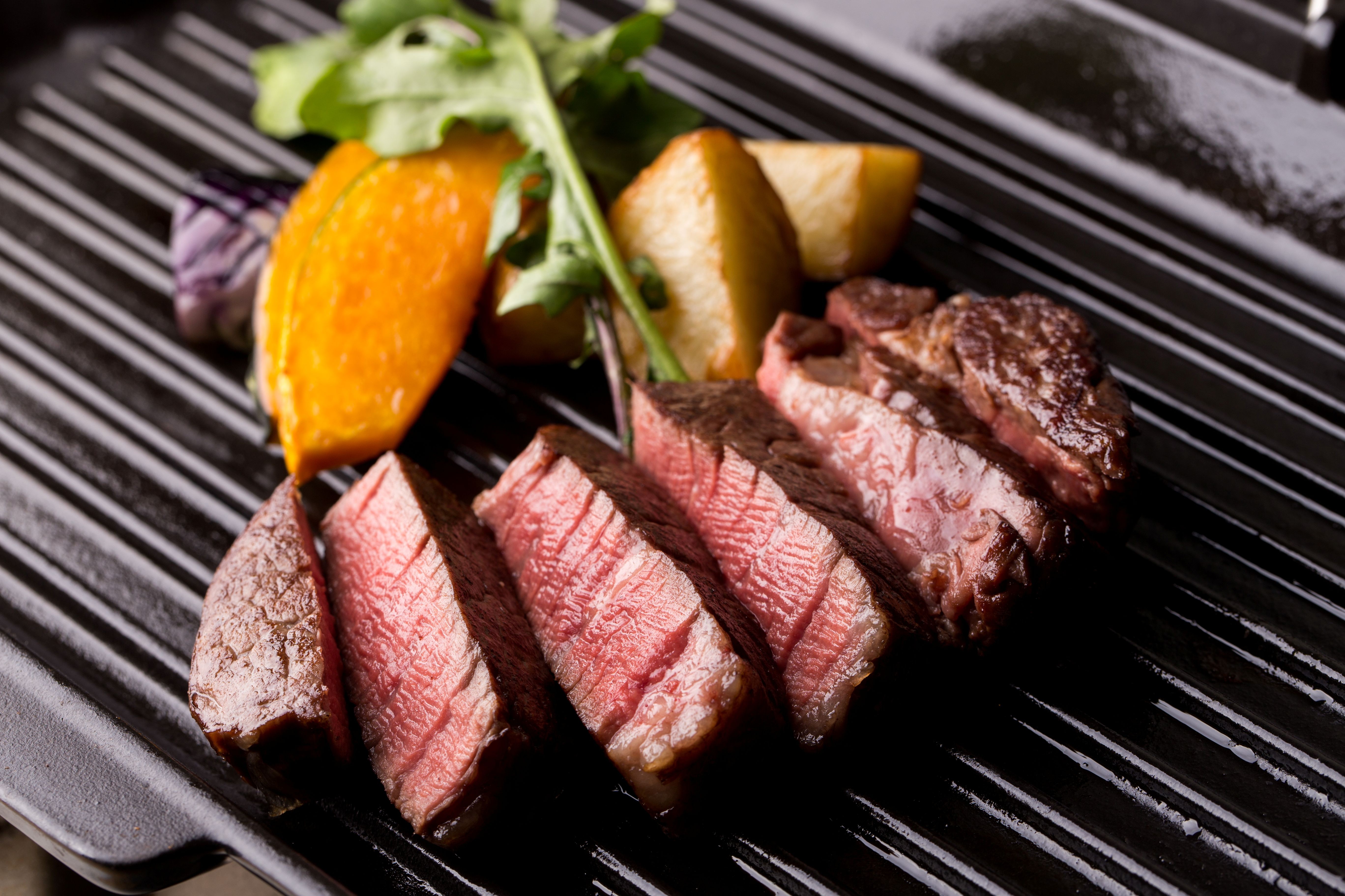 
            鳥取和牛 特上ロースステーキ 2枚（計 約240g） 
          