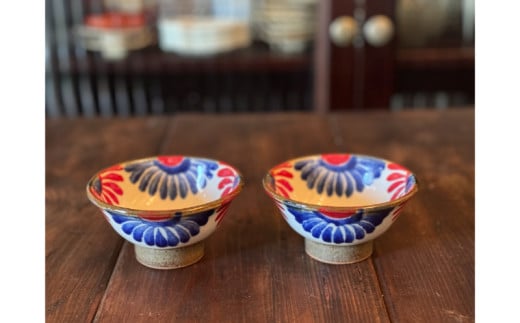 【陶芸工房ふじ】3.5寸マカイ＜1枚焼き＞菊模様赤青２枚セット 〇 やちむん 沖縄 手作り 読谷村 茶碗 花柄 地場産品 普段使いに うちなーすぐりむん 焼き物