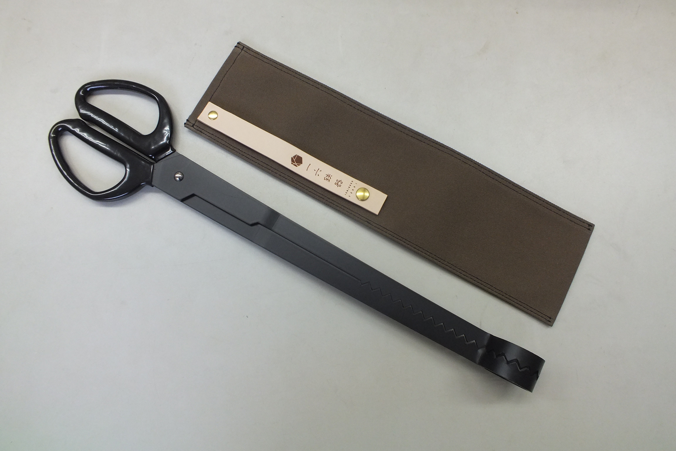 
                  一六鉄器『火ばさみ 丸型』 ケース付き アウトドア キャンプ
                