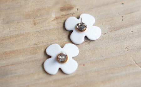 【瀬戸焼】 眞窯 磁器のお花の耳飾り ピアス しろ 【眞窯】/ アクセサリー 耳飾り /瀬戸市[BBDK010]