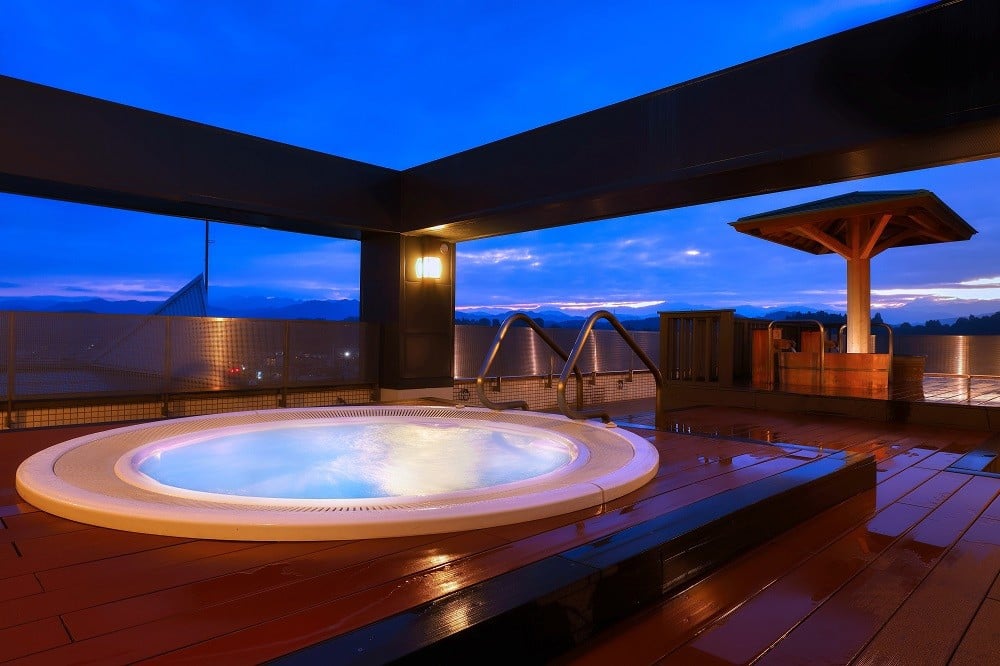 
            【ひだホテルプラザ】平休日1泊2食付ペア宿泊券《スタンダードツイン》
          