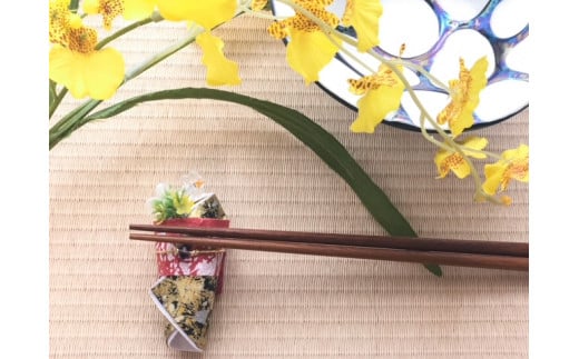 箸カバー　着物ドールリウム®　「コデマリ®」　金 箸袋 箸入れ 小物 手作り ハンドメイド 雑貨 漆喰和紙 和 和風 和柄 和風アイテム 着物モチーフ おもてなし 華やか おしゃれ 贈り物 プレゼント ギフト プチギフト 奈良県 生駒市 送料無料