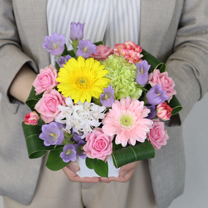 季節のお花をお届け！フラワーアレンジメント Sサイズ 花 母の日 父の日 カーネーション ガーベラ かわいい 静岡県 牧之原市 雑貨 花束 贈答品 ギフト 感謝