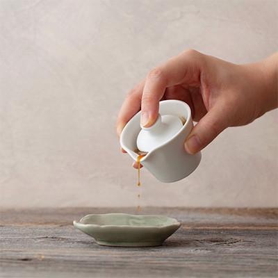 ふるさと納税 綾部市 【ギフト用】京都府綾部市　今しぼりの育てる醤油と卓上しぼり器セット |  | 01