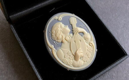 【GRAND CAMEO】　マンドリン ブローチ＆ペンダントトップ 特大 / アクセサリー 装飾品 ブローチ ペンダント カメオ アンティーク レトロ / 瀬戸市 / 陶華[BBCD009]