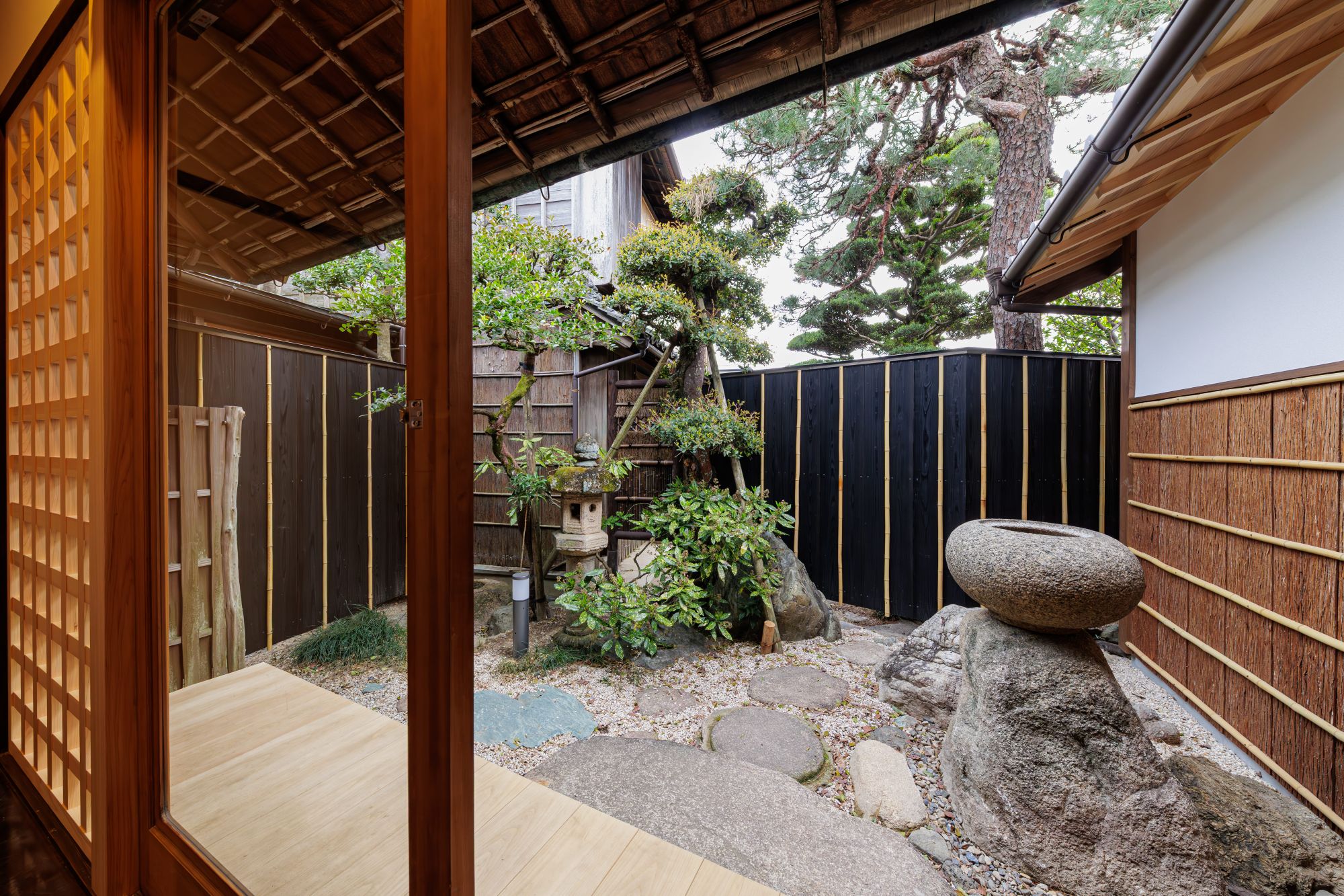 1827 NIPPONIA HOTEL伊勢河崎 商人町 ギフト券 90,000円 伊勢 河崎 伊勢神宮 参拝 巡礼 宿泊 ホテル 旅行 観光 宿泊チケット ギフト券 NIPPNNIA 癒し 歴史