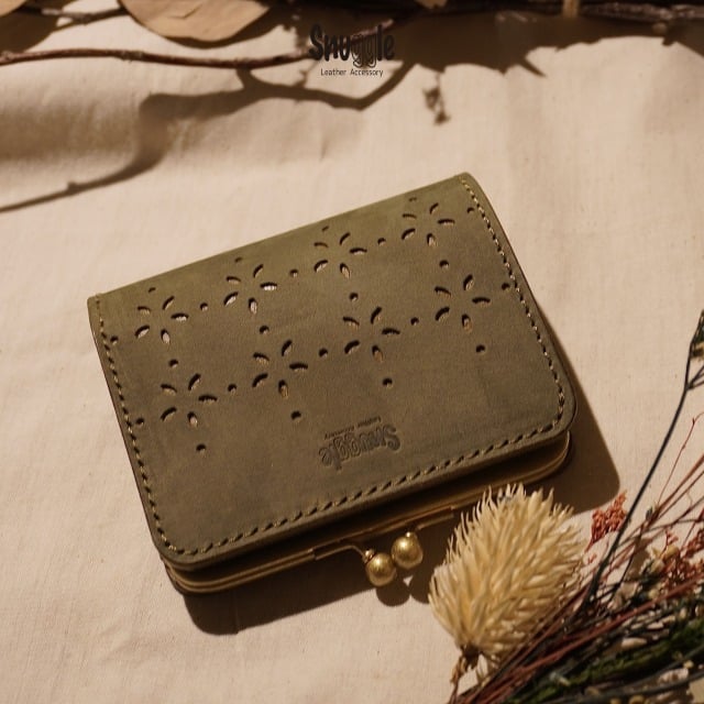 
            【4色展開】がま口ショートウォレット　カットアウト　革小物　ハンドメイド　手縫い　一点物　財布　スナッグルレザー [№5915-1504]
          