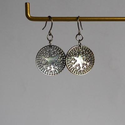 ふるさと納税 大和高田市 黒蝶貝「ベツレヘムパール風」ピアス |  | 01