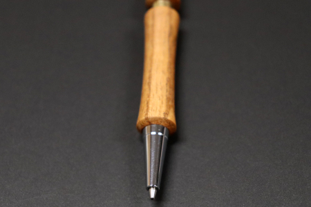 C-1233 ハンドメイドボールペン（ノック式）栴檀（センダン） 1本【手作り 木 木材 世界でひとつ 個性 天然 木目 ボールポイントペン ガンメタ シルバー ゴールド ギフト プレゼント お祝い】