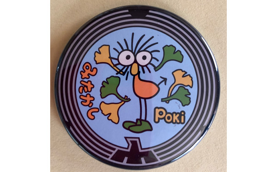 Pokiマンホールバッチ ／ 缶バッジ バッチ Poki マンホール ご当地グッズ キャラクター バッグアクセサリー ポーチ雑貨 コレクション 宮崎駿 デザイン雑貨 小物 日本製 ギフト 東京都 [No.174]