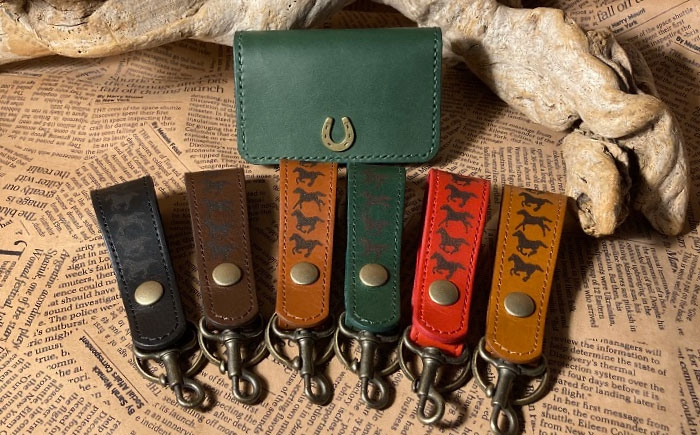 
            【選べるカラー】蹄鉄付き名刺入れ（グリーン）＆馬九いくキーリング/ 競馬 馬 競走馬 本革 革小物 革製品 名刺入れ キーリング 手作り ハンドメイド レザー / 栗東市 / 株式会社ブルズエフ [BIAU022]
          