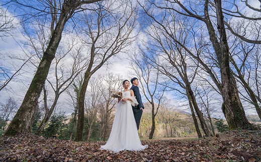 写真館の外には国立公園三瓶山の雄大な自然が広がり、海外のようなロケーションでのフォトショットも