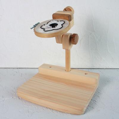 ふるさと納税 猪名川町 刺繍丸枠スタンド(ひのきC+)　丸ハンドル・針休め装備　グリップ2種付属　※丸枠は付属しません |  | 01