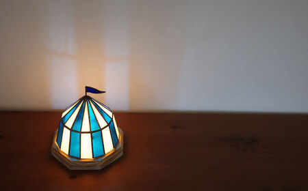 Nijiiro Lamp のステンドグラスのテーブルランプ サーカステント ファースト ブルー【1503536】