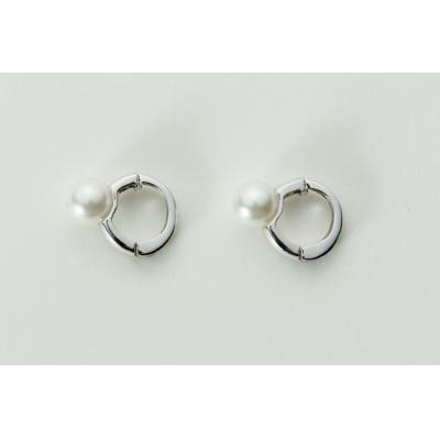 ふるさと納税 甲府市 【ジュエリーの街、山梨県甲府市】8ミリ アコヤ真珠 K18WGピアリング 39-17W |  | 01