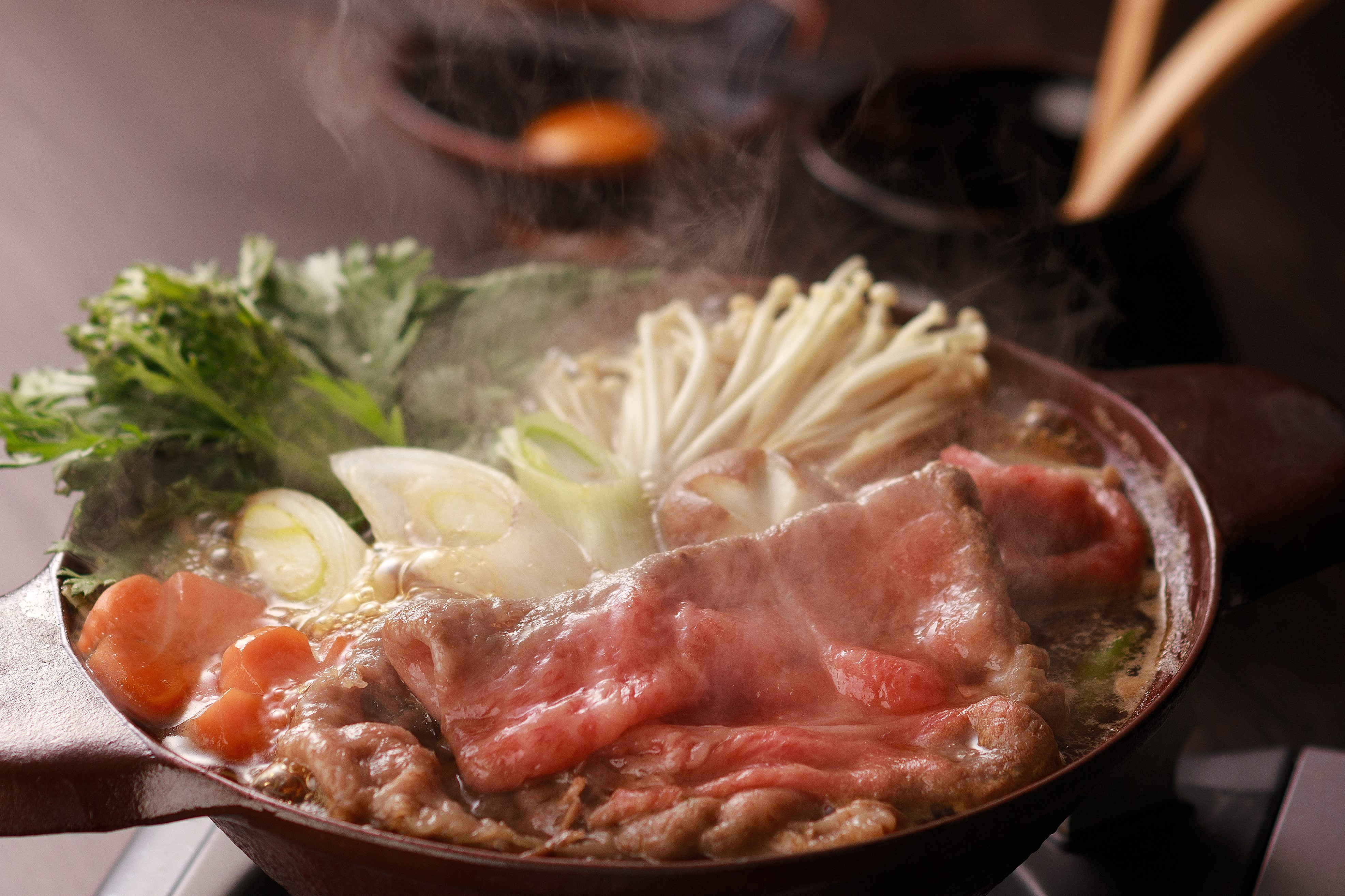 肩ローススライス肉のすき焼き。上品な脂身の旨味が溶け出します。