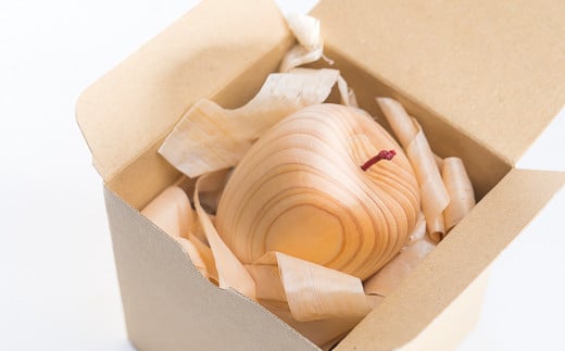 尾鷲ヒノキのカンナくずに包めてお届け