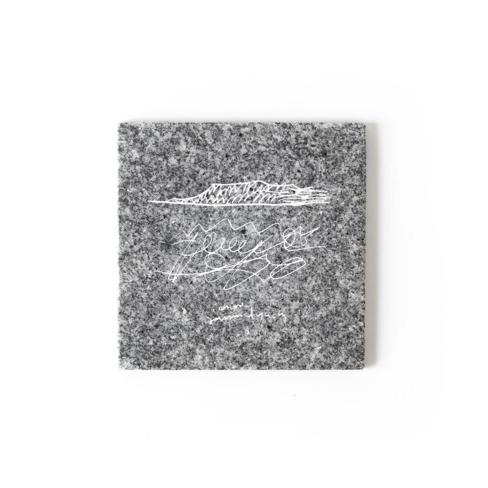 【ふるさと納税】屋島 / Ichiro Yamaguchi｜山口一郎氏イラスト刻印の庵治石プレート | 文房具 雑貨 日用品 人気 おすすめ 送料無料