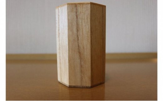 桐の八角ペン立て 1個 直径約78mm×高さ114mm オイル塗装クリア 桐たんす職人手作り 八角形 桐製 木製 ペンスタンド 文具収納 小物収納 水・汚れに強い 桐の木目 和室 洋室 寝室 リビング 書斎 デスク 卓上収納 伝統の技 工芸品 木工品 常温配送 埼玉県白岡市 横川たんす店