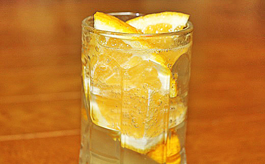 焼酎や炭酸水にたっぷりの果汁を絞って爽やかな夏みかんドリンク。ざく切りの果肉も添えてどうぞ。