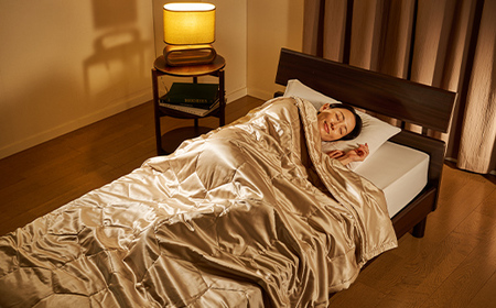 「毎日シルクに包まれて眠りたい」【中わた 富岡産シルク100％】 シルク掛布団（セミダブルサイズ） シャンパンゴールド シルク 絹 贈り物 ギフト 国産 F21E-435