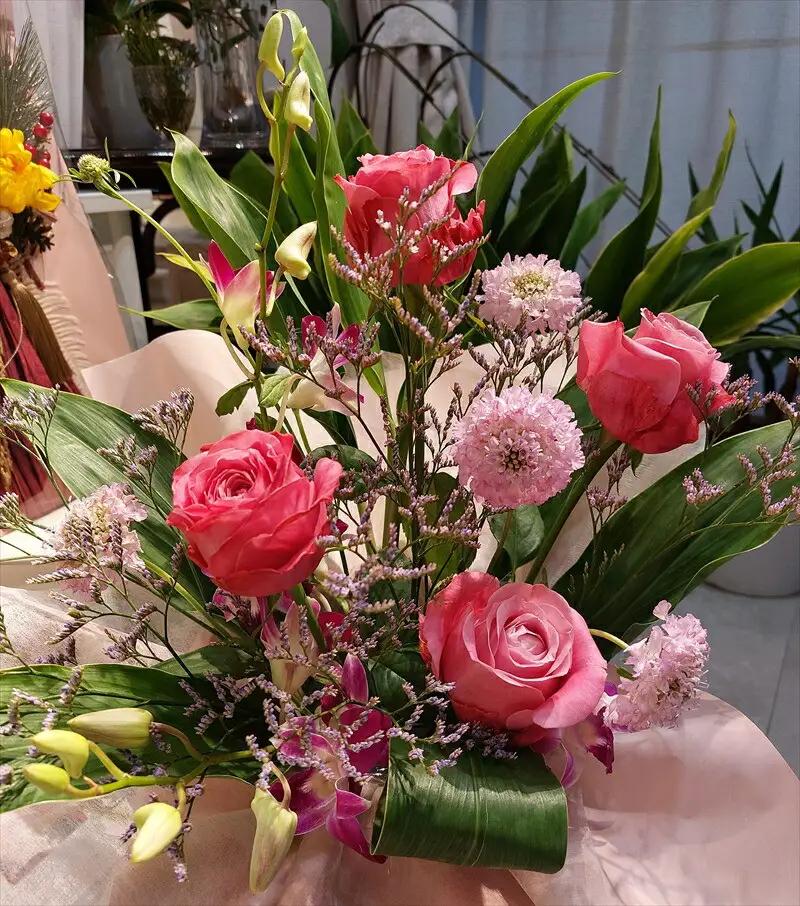 季節の生花アレンジ　Mサイズ 【 フラワー アレンジメント お花 ギフト プレゼント 贈り物 誕生日 お祝い 神奈川県 小田原市 フラワー アレンジメント】