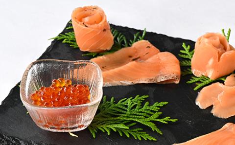 知床産サーモンスライス3種(トキシラズ・香草・ビネガー風味)と鮭いくらセット　化学調味料不使用【配送不可地域：離島】