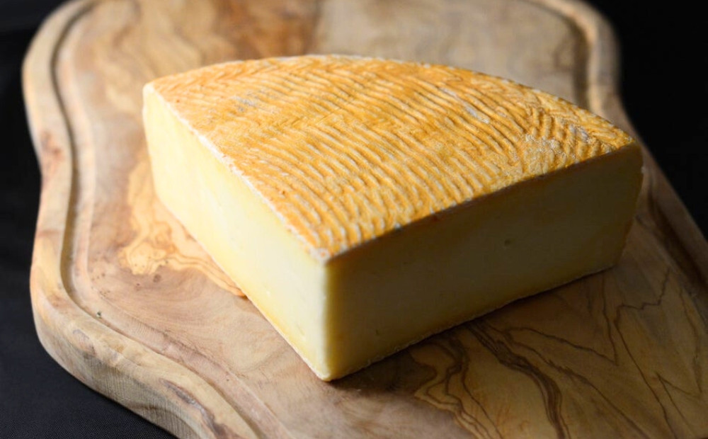 
                  CHEESE STAND【数量限定！】東京セミハードチーズホール1/4サイズ
                