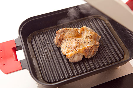 [UCHICOOK]  「蒸し＋焼く」 1台2役ロースター スチームグリル(メタルカバー付) レッド 調理器具 キッチン用品 キッチングッズ 野菜調理 蒸し料理 蒸し器 魚焼き 肉料理 ダイヤモンドフ