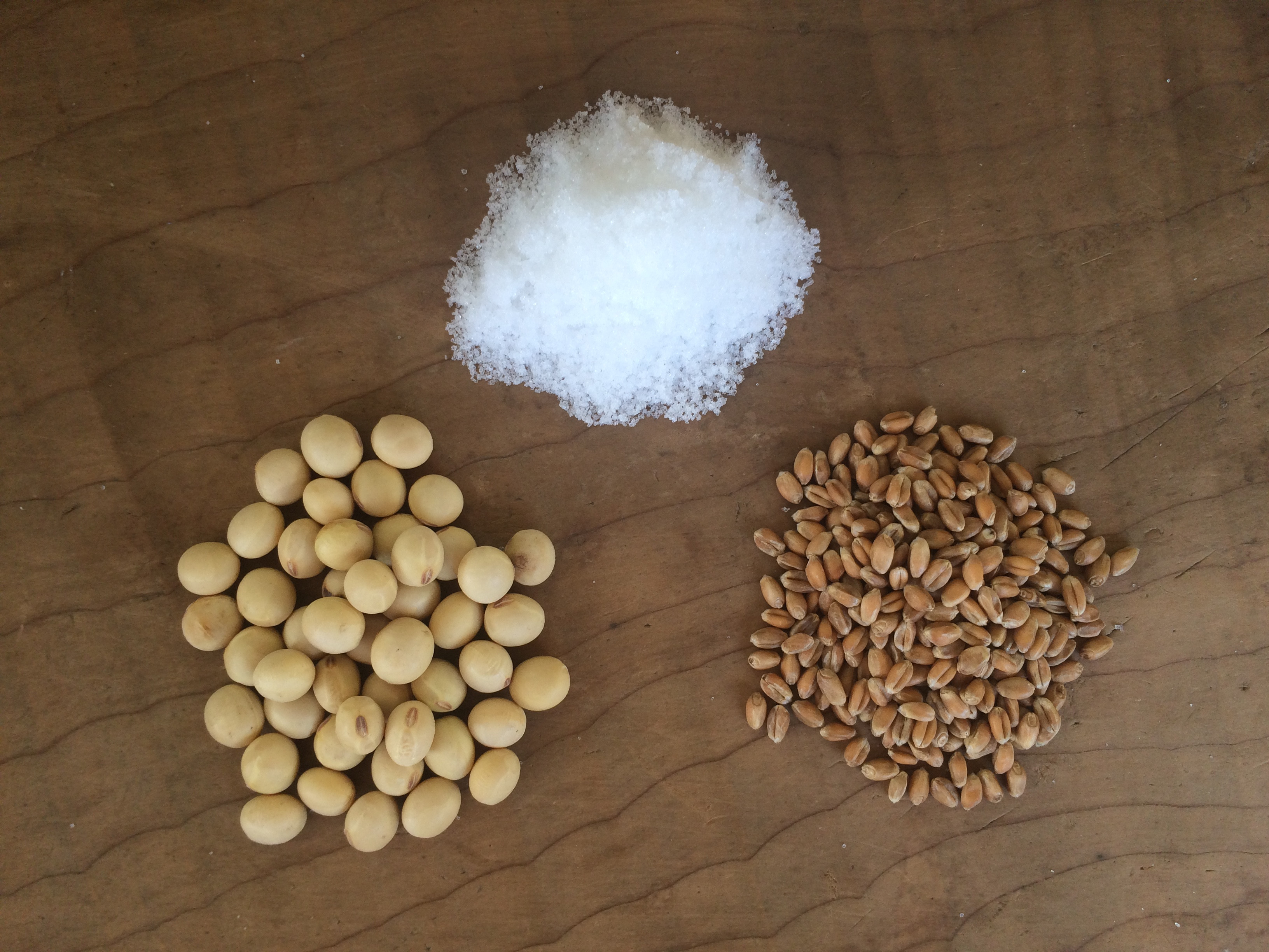 国産有機醬油では、丹精込めて有機栽培された大豆と小麦、赤穂の海水塩を使用