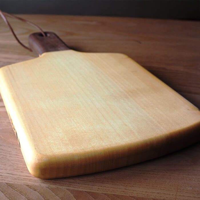 【ふるさと納税】銀杏のまな板 角型手付き BW 耐水加工 (L40×W23×T2.8cm) 台所 キッチン 調理道具 調理 料理 日用品 銀杏材 銀杏 ブラックウォルナット 【opbs013】【くにさき六郷舎】